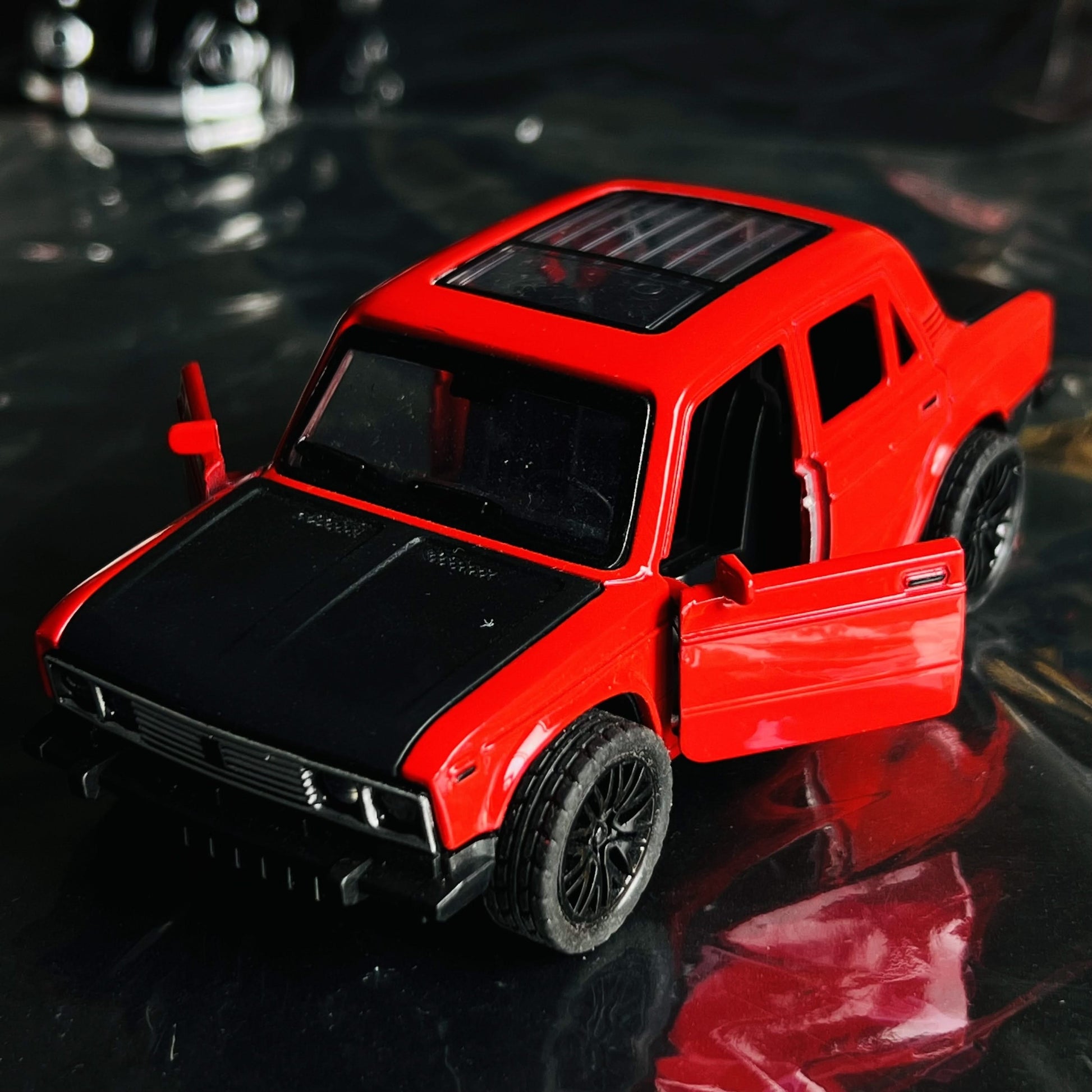 1:36 Scale Alloy Vintage Red Sedan – Realistic Car Model with Opening Doors