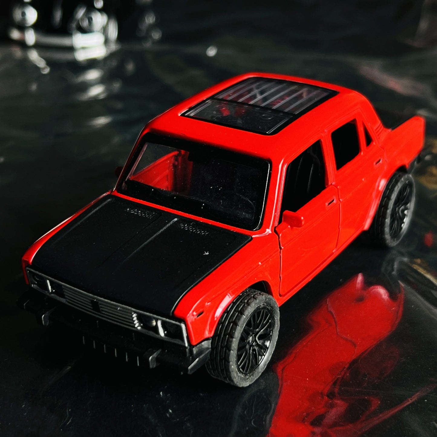 1:36 Scale Alloy Vintage Red Sedan – Realistic Car Model with Opening Doors