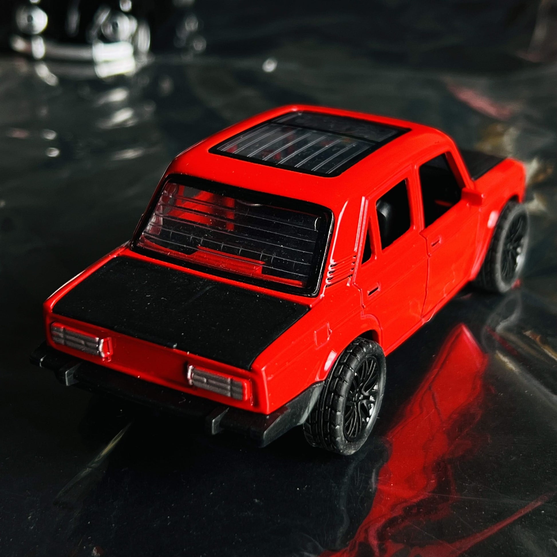 1:36 Scale Alloy Vintage Red Sedan – Realistic Car Model with Opening Doors