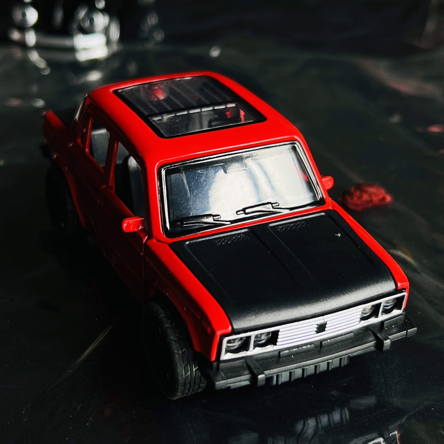 1:36 Scale Alloy Vintage Red Sedan – Realistic Car Model with Opening Doors
